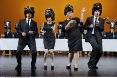 LUZERNER THEATER

DIE ANTILOPE
Oper in sechs Bildern
Musik: Johannes Maria Staud Text: Durs Grünbein
Uraufführung
3. September 2014, grosses Haus

PRODUKTIONSTEAM
Musikalische Leitung- Howard Arman Inszenierung- Dominique Mentha Bühne- Werner Hutterli Kostüme- Ingrid Erb
Dr. Christian Kipper- Dramaturgie
Choreinstudierung- Mark Daver 
Licht- David Hedinger 
Live-Elektronik- Jürgen Kindermann, Michael Acker (Experimentalstudio des SWR)

BESETZUNG
Victor- Todd Boyce 
Die Sekretärin (Bilder 1, 6) / die junge Frau (Bild 2) /
die Passantin (Bild 3) - Jutta Maria Böhnert 
Die Kollegin 1 (Bild 1) / Frau 1 (Bild 3) / die Skulptur (Bild 4) - Carla Maffioletti 2 Die Kollegin 2 (Bilder 1, 6) / Frau 2 (Bild 3) / die alte Frau (Bild 4) - Eun-Kyong Lim 
Der Kollege 1 (Bilder 1, 5, 6) / der junge Mann (Bild 2) /
Doktor 1 (Bild 3)  - Utku Kuzuluk 
Der Kollege 2 (Bilder 1, 5, 6) / der Passant (Bild 2) /
Doktor 3 (Bild 3) - Flurin Caduff 
Der Chef (Bild 1) / der Oberkellner (Bilder 3, 6) /
Doktor 2 (Bild 3) / der Wachmann (Bild 5) - Szymon Chojnacki 
Frau 3 (Bild 3 - Jeanett Neumeister 
Die Mutter (Bilder 3, 6 - Jutta Maria Böhnert 
Das Kind (Bilder 3, 6) - Juri Schmuckli, Oscar Davis
Chor des Luzerner Theaters 
Luzerner Sinfonieorchester 
Statisterie des Luzerner Theaters


Koproduktion mit LUCERNE FESTIVAL und der Oper Köln
Kompositionsauftrag des Luzerner Theaters Gefördert von der Ernst von Siemens Musikstiftung
In deutscher Sprache mit deutschen Übertiteln