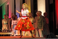 Stadttheater Giessen.

HOFFMANNS ERZÄHLUNGEN  

Phantastische Oper von Jacques Offenbach nach E.T.A. Hoffmann.

Musikalische Leitung: Carlos Spierer

Inszenierung: Uwe Schwarz

Bühne: Lukas Noll

Kostüme: Dorit Lievenbrück

Chor: Jan Hoffmann

Stella: Odilia Vandercruysse

Olympia: Carla Maffioletti

Antonia: Agnieszka Hauzer

Giuietta: Henrietta Hugenholtz

Muse / Niklas: Christina Khosrowi

Stimmer der Mutter: Katja Boost

Hoffmann: Wolfgang Schwaninger

Lindorf / Coppélius / Dr. Miracle / Dapertutto: Johannes Schwärsky

Nathanael / Spalanzani: August Schram

Luther / Crespel: Stephan Bootz

Hermann / Schlémil: Matthias Ludwig

Wilhelm / Hauptmann: Tomi Wendt

Andrés / Cochenille / Frantz / Pitichinaccio: Alexander Herzog

StatisterieChor und Extrachor des Stadttheater GießenPhilharmonisches Orchester

Foto: Rolf K. Wegst

Nutzungsrechte beim Urheber 

Nutzungshonorar zzgl 7% MwSt