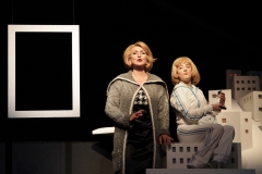 Stadttheater Giessen.

DER REVISOR  

Komische Oper von Werner Egk nach Nikolai W. Gogol

Musikalische Leitung: Herbert Gietzen

Inszenierung: Cathérine Miville

Bühne und Kostüme: Lukas Noll

Chlestakow: Dan Chamandy

Ossip, sein Diener: Stephan Bootz

Stadthauptmann: Peter Paul

Anna, seine Frau: Martina Borst

Marja, seine Tochter: Carla Maffioletti

Mischka, sein Diener: Christian Richter

Postmeister: August Schram

Kurator: Patrick Simper

Richter: Axel Wagner

Bobtschinskij: Alexander Herzog

Dobtschinskij: Matthias Ludwig

Eine junge Witwe: Odilia Vandercruysse

Die Frau des Schlossers: Henrietta Hugenholtz

Philharmonisches Orchester Giessen

Foto: Rolf K. Wegst

Nutzungsrechte beim Urheber 

Nutzungshonorar zzgl 7% MwSt