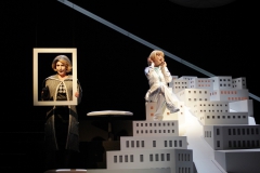 Stadttheater Giessen.

DER REVISOR  

Komische Oper von Werner Egk nach Nikolai W. Gogol

Musikalische Leitung: Herbert Gietzen

Inszenierung: Cathérine Miville

Bühne und Kostüme: Lukas Noll

Chlestakow: Dan Chamandy

Ossip, sein Diener: Stephan Bootz

Stadthauptmann: Peter Paul

Anna, seine Frau: Martina Borst

Marja, seine Tochter: Carla Maffioletti

Mischka, sein Diener: Christian Richter

Postmeister: August Schram

Kurator: Patrick Simper

Richter: Axel Wagner

Bobtschinskij: Alexander Herzog

Dobtschinskij: Matthias Ludwig

Eine junge Witwe: Odilia Vandercruysse

Die Frau des Schlossers: Henrietta Hugenholtz

Philharmonisches Orchester Giessen

Foto: Rolf K. Wegst

Nutzungsrechte beim Urheber 

Nutzungshonorar zzgl 7% MwSt