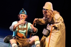 Stadttheater Giessen.

DIE ZAUBERFLÖTE

Singspiel von Wolfgang Amadeus Mozart

Musikalische Leitung: Carlos Spierer

Inszenierung: Gerd Heinz

Bühne: Johanna Maria Burkhart

Kostüme: Yvonne Forster

Chor: Jan Hoffmann

Kinderchor: Martin Gärtner

Sarastro: Christoph Stegemann

Tamino: Ralf Simon

Sprecher: Tomi Wendt/Stephan Bootz

1. Priester: Stephan Bootz/ Chi Kyung Ki

2. Priester: Alexander Herzog

3. Priester: Christian Steinbock

4. Priester/1. Sklave: Markus Hertel

Königin der Nacht: Antje Bitterlich/Diana Tomsche

Pamina: Odilia Vandercruysse

1. Dame: Petra van der Mieden

2. Dame: Henrietta Hugenholtz, 

3. Dame: Anne Catherine Wagner

1. Knabe: Anne-Karhrin Abel/Katja Lißel

2. Knabe: Georgia Benner/Hanna Römer

3. Knabe: Hanna Mayumi Littmann/Johanna Neubauer

Papageno: Mathias Ludwig/Tomi Wendt

Papagena: Carla Maffioletti

Monostatos: August Schram

1. Geharnischter Mann: Alexander Herzog,

2. Geharnischter Mann: Stephan Bootz/Chi Kyung Kim

Chor und Extrachor des Stadtttheater Giessen, Jugendclub-Tanz des Stadttheater Gießen

Philharmonisches Orchester Giessen

Foto: Rolf K. Wegst

Nutzungsrechte beim Urheber 

Nutzungshonorar zzgl 7% MwSt