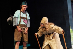 Stadttheater Giessen.

DIE ZAUBERFLÖTE

Singspiel von Wolfgang Amadeus Mozart

Musikalische Leitung: Carlos Spierer

Inszenierung: Gerd Heinz

Bühne: Johanna Maria Burkhart

Kostüme: Yvonne Forster

Chor: Jan Hoffmann

Kinderchor: Martin Gärtner

Sarastro: Christoph Stegemann

Tamino: Ralf Simon

Sprecher: Tomi Wendt/Stephan Bootz

1. Priester: Stephan Bootz/ Chi Kyung Ki

2. Priester: Alexander Herzog

3. Priester: Christian Steinbock

4. Priester/1. Sklave: Markus Hertel

Königin der Nacht: Antje Bitterlich/Diana Tomsche

Pamina: Odilia Vandercruysse

1. Dame: Petra van der Mieden

2. Dame: Henrietta Hugenholtz, 

3. Dame: Anne Catherine Wagner

1. Knabe: Anne-Karhrin Abel/Katja Lißel

2. Knabe: Georgia Benner/Hanna Römer

3. Knabe: Hanna Mayumi Littmann/Johanna Neubauer

Papageno: Mathias Ludwig/Tomi Wendt

Papagena: Carla Maffioletti

Monostatos: August Schram

1. Geharnischter Mann: Alexander Herzog,

2. Geharnischter Mann: Stephan Bootz/Chi Kyung Kim

Chor und Extrachor des Stadtttheater Giessen, Jugendclub-Tanz des Stadttheater Gießen

Philharmonisches Orchester Giessen

Foto: Rolf K. Wegst

Nutzungsrechte beim Urheber 

Nutzungshonorar zzgl 7% MwSt