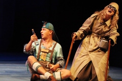 Stadttheater Giessen.

DIE ZAUBERFLÖTE

Singspiel von Wolfgang Amadeus Mozart

Musikalische Leitung: Carlos Spierer

Inszenierung: Gerd Heinz

Bühne: Johanna Maria Burkhart

Kostüme: Yvonne Forster

Chor: Jan Hoffmann

Kinderchor: Martin Gärtner

Sarastro: Christoph Stegemann

Tamino: Ralf Simon

Sprecher: Tomi Wendt/Stephan Bootz

1. Priester: Stephan Bootz/ Chi Kyung Ki

2. Priester: Alexander Herzog

3. Priester: Christian Steinbock

4. Priester/1. Sklave: Markus Hertel

Königin der Nacht: Antje Bitterlich/Diana Tomsche

Pamina: Odilia Vandercruysse

1. Dame: Petra van der Mieden

2. Dame: Henrietta Hugenholtz, 

3. Dame: Anne Catherine Wagner

1. Knabe: Anne-Karhrin Abel/Katja Lißel

2. Knabe: Georgia Benner/Hanna Römer

3. Knabe: Hanna Mayumi Littmann/Johanna Neubauer

Papageno: Mathias Ludwig/Tomi Wendt

Papagena: Carla Maffioletti

Monostatos: August Schram

1. Geharnischter Mann: Alexander Herzog,

2. Geharnischter Mann: Stephan Bootz/Chi Kyung Kim

Chor und Extrachor des Stadtttheater Giessen, Jugendclub-Tanz des Stadttheater Giessen

Philharmonisches Orchester Giessen

Foto: Rolf K. Wegst

Nutzungsrechte beim Urheber 

Nutzungshonorar zzgl 7% MwSt